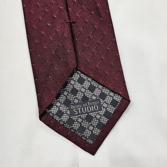 DANIEL DE FASSON Studio Necktie Men's 100% Silk tie Designer Geometric Burgundy - Picture 6 of 8